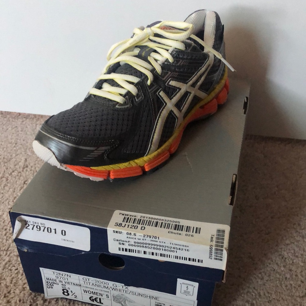 ASICS woman’s running shoe GT-2000 G-TX